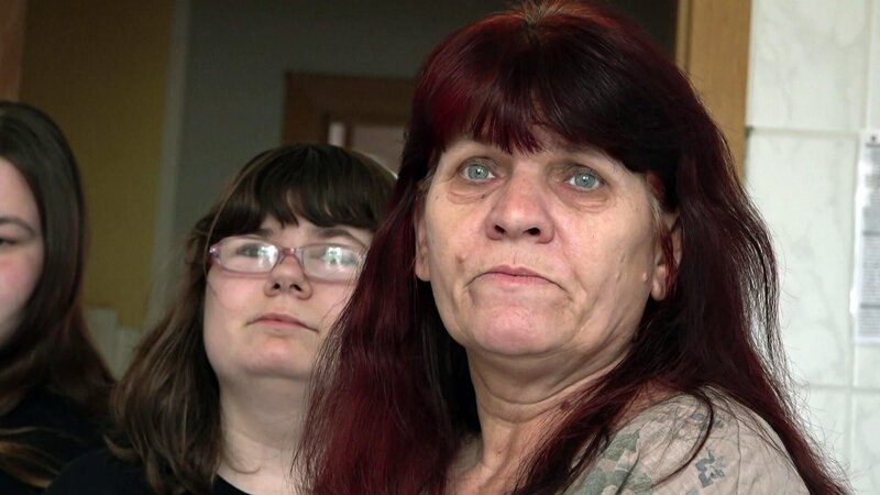 Petra (re.) und ihre Familie erwägt eine Rückkehr nach Mannheim.. – Bild: RTL Zwei