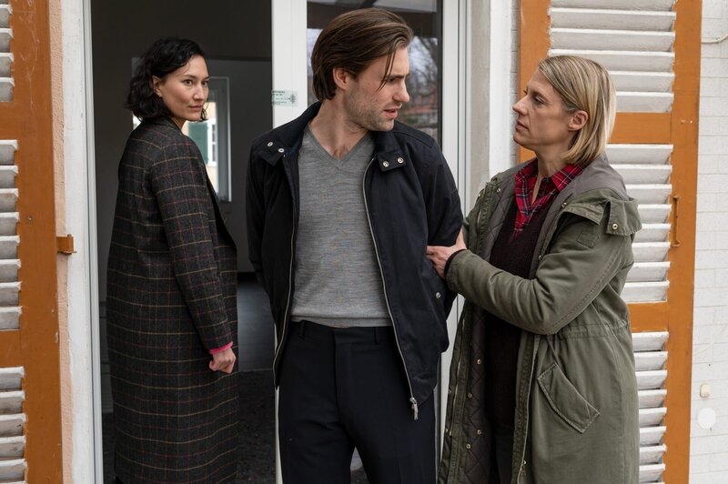 Der Makler Max Stockmann (Jeremy Mockridge, M.) hat sich unerlaubt Zugang zum versiegelten Haus des Toten verschafft. Pauline Hobrecht (Agnes Decker, l.) und Tamara Meurer (Anja Pahl, r.) nehmen ihn als Hauptverdächtigen mit aufs Kommissariat. – Bild: ZDF