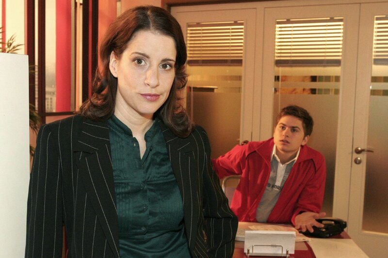 Timo (Matthias Dietrich, r.) fällt es schwer, Inka (Stefanie Höner, l.) um finanzielle Unterstützung zu bitten … – Bild: SAT.1 /​ Noreen Flynn Eigenproduktionsbild frei