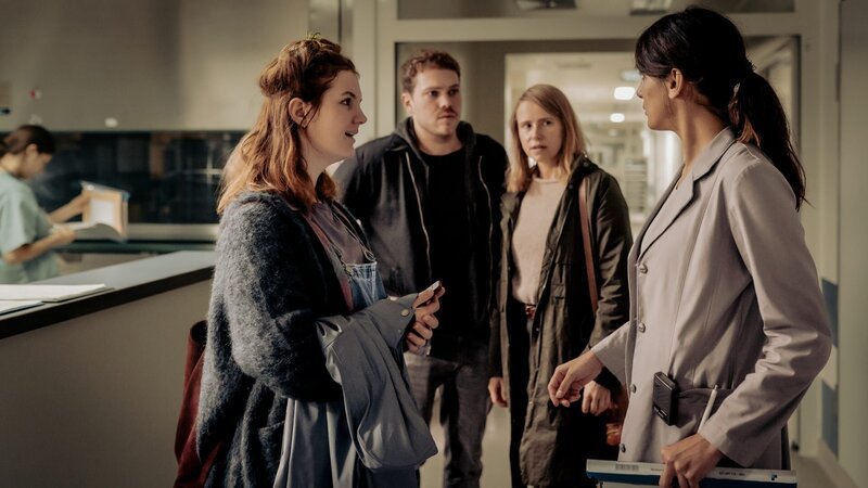 Sophie (Alina Stiegler, l.) und Nazan (Aybi Era, r.) wundern sich über den Besuch von Moritz Becker (Ben Münchow, 2.v.l.) und Freya (Susanne Bormann, 2.v.r.). – Bild: ZDF