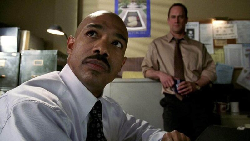 Det. Elliot Stabler ist skeptisch: Der Mord an einen bekannten Staatsanwalt weist große Ähnlichkeit mit einigen anderen Fällen auf, die alle von Andy Abbott (Michael Beach l.) verhandelt wurden. – Bild: TVNOW /​ NBC Universal