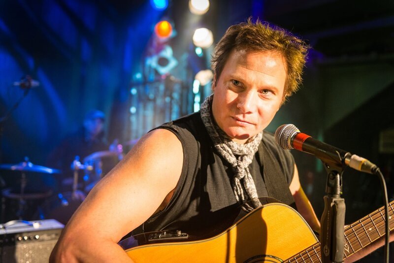 Haase (Fabian Harloff) singt für Milla ein Liebeslied. – Bild: ZDF