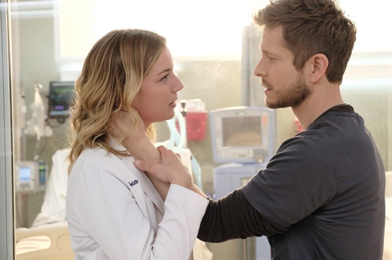 Emily VanCamp (Nicolette Nevin), Matt Czuchry (Dr. Conrad Hawkins). – Bild: Guy D’Alema © Fox Broadcasting Company /​ MPP