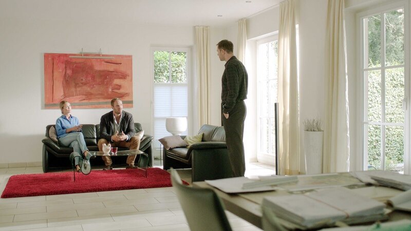 Daniel Wittbusch (Ben Braun, r.) und Nicole Wittbusch (Pauline Knof, l.) wohnen seit Jahren Tür an Tür mit den Beckers. Sie können sich das plötzliche Verschwinden der sympathischen Familie nicht erklären. Werden die Ermittler die Wahrheit hinter der scheinbar perfekten Familienidylle aufdecken? Lars Pöhlmann (Dominic Boeer, M.) ermitteln. – Bild: ZDF