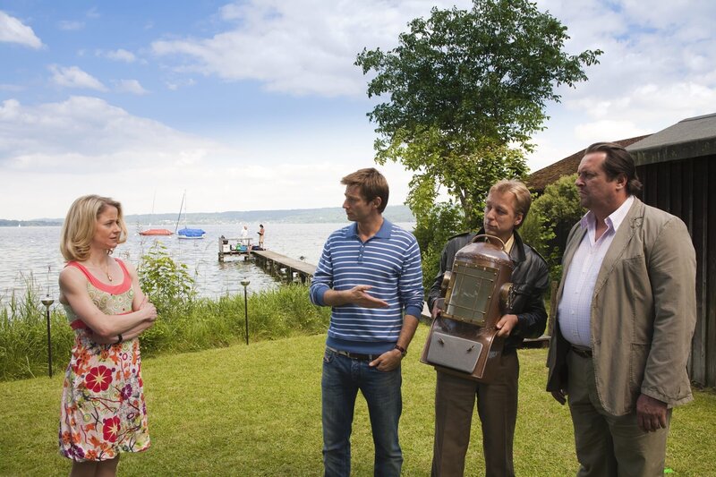 Können Kommissar Sven Hansen (Igor Jeftic, 2.v.l.), Polizist Michi Mohr (Max Müller, 2.v.r.) und Kommissar Florian Prantl (Andreas Giebel, r.) der Aussage von Andrea Lauer (Silvia Seidel, l.) trauen? – Bild: ZDF