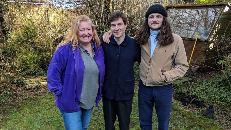 Charlie Dimmock (l.) mit Harry Rich (m.) und David Rich (r.) +++ Die Verwendung des sendungsbezogenen Materials ist nur mit dem Hinweis und Verlinkung auf RTL+ gestattet. +++ – Bild: RTL /​ Spun Gold and all3media international
