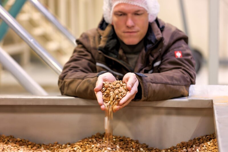 Michael Beitl vom Start-up „Kern Tec“ mit Marillenkernen im Lager in Herzogenburg, Österreich. – Bild: ZDF