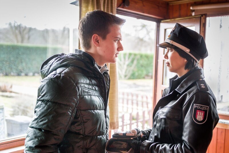 Sören (Julius Römer, l.) macht sich Sorgen um seine Freundin, die ohne ihr Insulin in Lebensgefahr schwebt und kann mit Alexas (Minh-Khai Phan-Thi, r.) emotionsloser Art nichts anfangen. – Bild: ZDF/​Boris Laewen