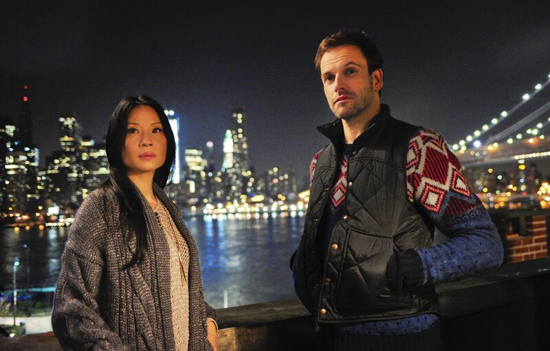 L-R: Dr. Joan Watson (Lucy Liu) und Sherlock Holmes (Jonny Lee Miller) – Bild: CBS Television
