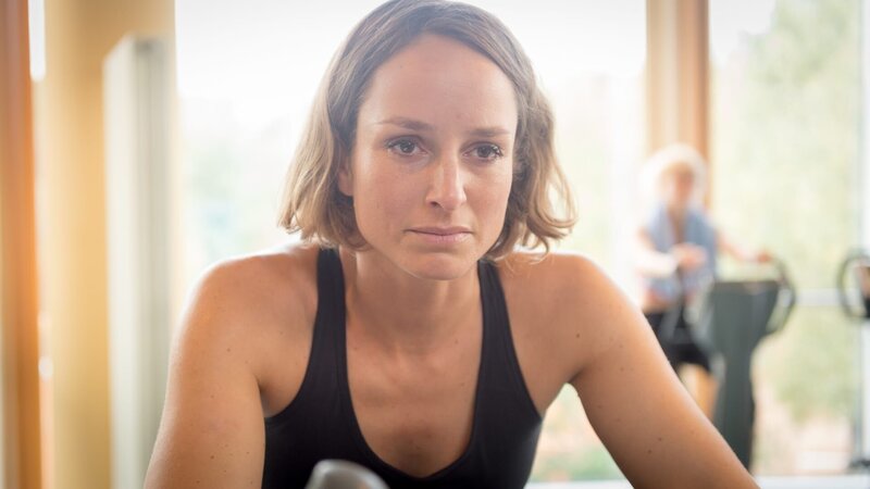 Markus Rotmann hat sein gesamtes Vermögen seiner Freundin Tanja Wunder (Lara Joy Körner) vermacht. Dabei ging sein Sohn völlig leer aus. Wie sich herausstellt, ist es nicht das erste Mal, dass Tanja eine größere Summe von einem älteren Mann erbt. Ist sie etwa eine skrupellose Erbschleicherin und hat Markus Rotmann eiskalt ausgeschaltet? – Bild: ZDF/​Marc Meyerbroeker