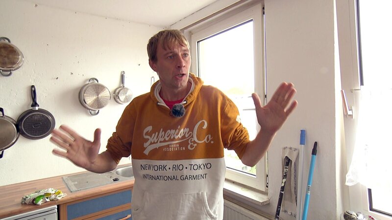Stephan aus Bremerhaven hat Geld gespart und konnte sich somit eine neue Matratze und eine Waschmaschine leisten. – Bild: RTL Zwei