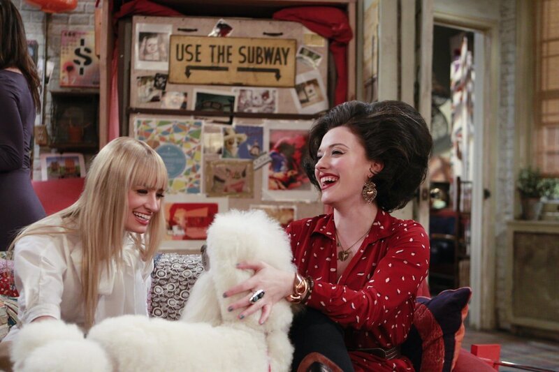 NELLA FOTO, DA SINISTRA: BETH BEHRS (CAROLINE CHANNING), KAT DENNINGS (MAX BLACK) – Bild: Turner /​ © Warner Bros. Entertainment Inc.