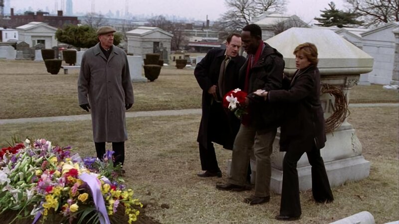 Die weiteren Ermittlungen ergaben, dass Javier Vega (James McDaniel, 3.v.l.) vor vielen Jahren eine Frau umgebracht hat. Capt. Don Cragen (Dann Florek, l.), Detective Elliot Stabler (Christopher Meloni) und Detective Olivia Benson (Mariska Hargitay) nehmen daraufhin den Hauptverdächtigten fest. – Bild: RTL NITRO