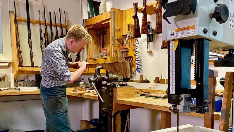 Fast lieblich und ausnehmend grün schmiegt sich das Kärntner Rosental an den Gebirgszug der Karawanken. Entlang der Drau leben hier noch viele Einheimische, die das Bauerntum noch vor der maschinellen Zeit kennen gelernt haben. Gerade in gebirgigeren Regionen wie dieser bedeuteten bergbäuerliche oder forstliche Arbeit schweren körperlichen Einsatz oft bis zur völligen Erschöpfung und zum Verschleiß. Heute ist vieles davon nur mehr eine ferne Erinnerung, wenn auch die Werte, nach denen damals gelebt wurde, bei vielen noch immer Bestand haben. Im Bild: Büchsenmacher in Ferlach. – Bild: ORF/​Papke Film/​Christian Papke