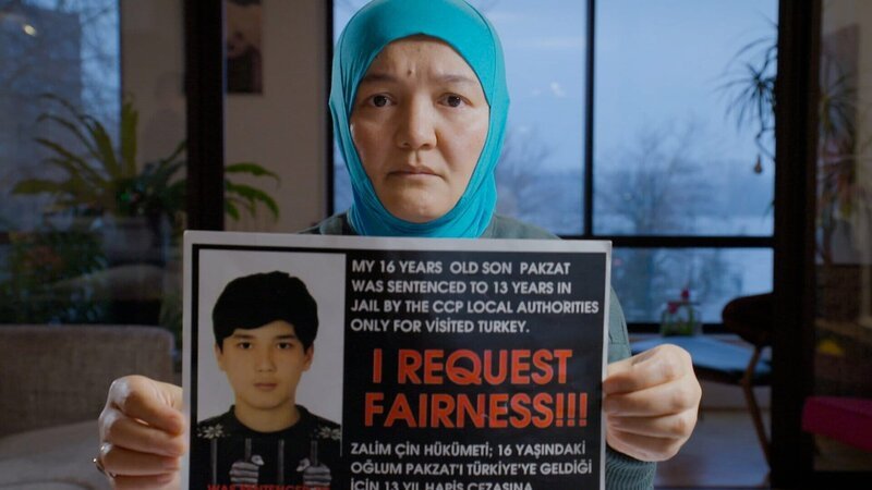 Gulgines 16-jähriger Sohn wurde in China zu 13 Jahren Haft verurteilt, weil sie in Europa gegen das Regime protestiert. – Bild: ZDF