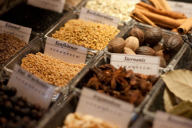 Gewürze in Alfons Schuhbecks Kochschule. – Bild: BR/​megaherz gmbh