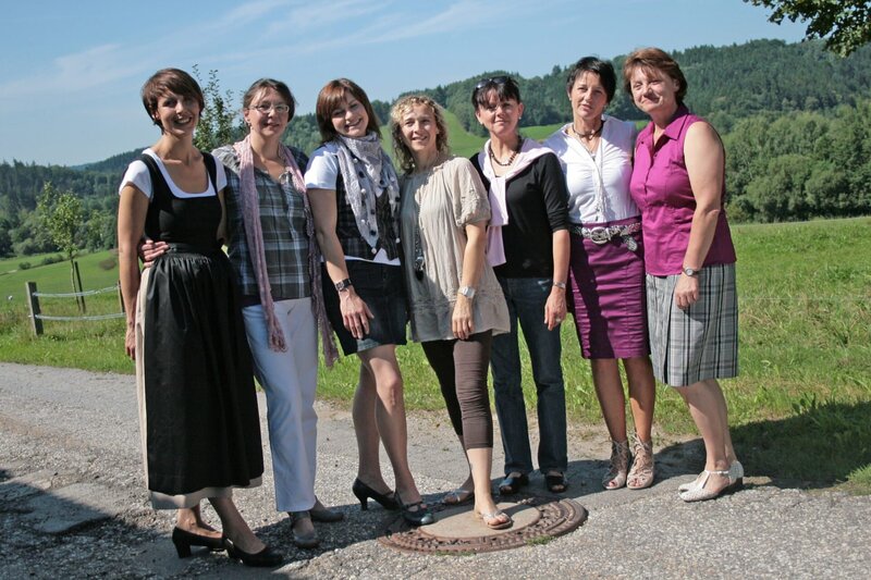 Die Landfrauen, von links: Claudia Fenzel, Barbara Neuner, Christine Schmidkonz, Dagmar Lutzenberger, Margit Hausmann, Dagmar Hartleb und Anita Wallrapp. – Bild: BR/​megaherz gmbh