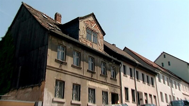 Mario wohnt immer noch bei seiner Mutter. Nicht nur seine Freundin Jenny findet, dass er langsam ausziehen sollte, sondern auch seine Mutter möchte, dass Mario endlich selbstständiger wird. – Bild: RTLZWEI