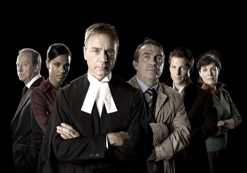 1. Staffel: (v.l.) Oberster Staatsanwalt CPS London George Castle (Bill Paterson), Staatsanwältin CPS Junior Alesha Phillips (Freema Agyeman), Staatsanwalt CPS Senior James Steel (Ben Daniels), Detective Sgt. Ronnie Brooks (Bradley Walsh), Detective Sgt. Matt Devlin (Jamie Bamber) und Detective Insp. Natalie Chandler (Harriet Walter) – Bild: TVNOW /​ Universal