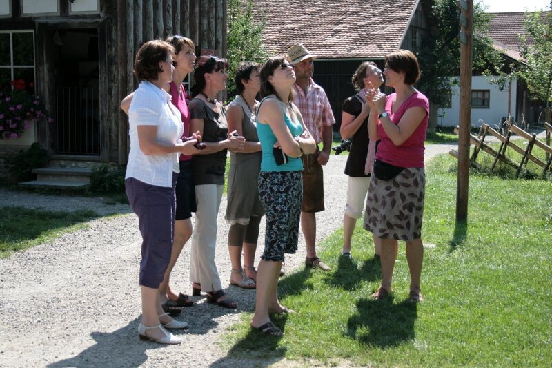 Vor dem Essen gibt es für die Gäste noch Programm. – Bild: BR/​megaherz gmbh