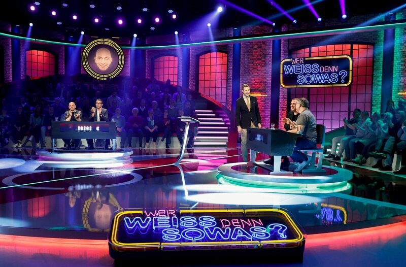 Moderator Kai Pflaume (M.) und seine Rateteam-Kapitäne Bernhard Hoëcker (l.) und Elton (r.) begrüßen in dieser Sendung den Schauspieler Erol Sander (2.v.l.) und den Schauspieler David Schütter (2.v.r.). – Bild: ARD/​Morris Mac Matzen