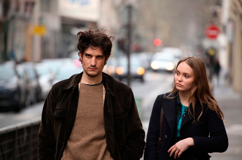 Kann Ève (Lily-Rose Depp) Abel (Louis Garrel) für sich gewinnen? Weiteres Bildmaterial finden Sie unter www.br-foto.de. – Bild: BR/​Wild Bunch