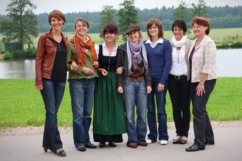 Die „Landfrauenküche“ geht in die zweite Staffel. Sieben Landfrauen aus den sieben Regionen Bayerns kommen zusammen, um mit ihren Kochkünsten zu wetteifern und in der letzten Sendung wird dann die Siegerin gekürt. Von links: Claudia Fenzel aus Niederbayern, Barbara Neuner aus Oberbayern, Margit Hausmann aus Mittelfranken, Dagmar Lutzenberger aus Schwaben, Christine Schmidkonz aus der Oberpfalz, Dagmar Hartleb aus Oberfranken und Anita Wallrapp aus Unterfranken. – Bild: BR/​megaherz