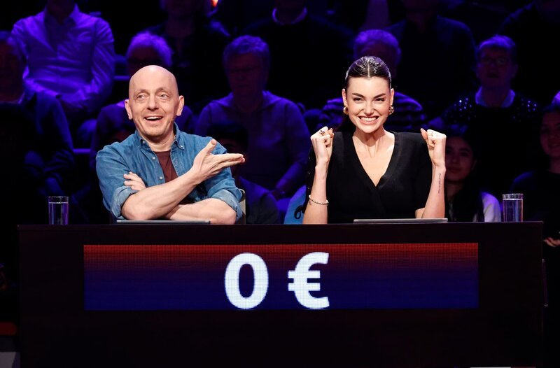 Rateteam-Kapitän Bernhard Hoëcker (l.) und das Fotomodell Céline Bethmann (r.) bilden ein Rateteam. – Bild: ARD/​Morris Mac Matzen