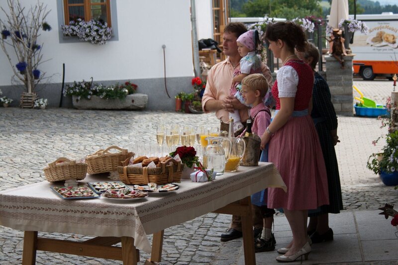 Familie Artmann empfängt die Landfrauen. – Bild: BR/​megaherz gmb