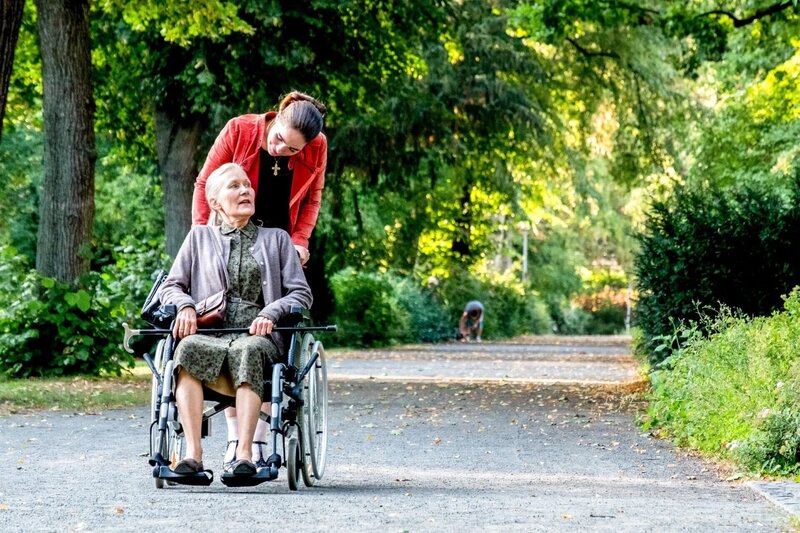 Waltraud (Hedi Kriegeskotte) hat die Nase voll vom Rumliegen. Magda (Verena Altenberger, stehend) macht mit ihr einen Ausflug. – Bild: RTL /​ Gordon Muehle