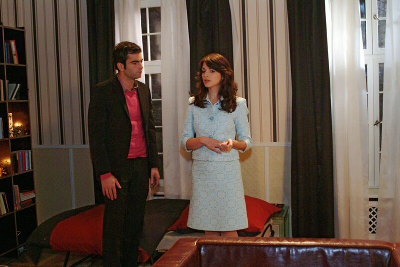 David (Mathis Künzler, l.) muss feststellen, dass sich Mariella (Bianca Hein, r.) weiter von ihm entfernt. – Bild: Sat.1 Eigenproduktionsbild frei