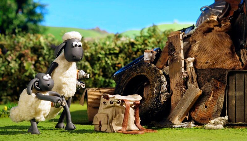 Ein geheimnisvoller Rucksack bringt Farbe ins Leben der Schafe. – Bild: WDR/​Aardman Animations Ltd.