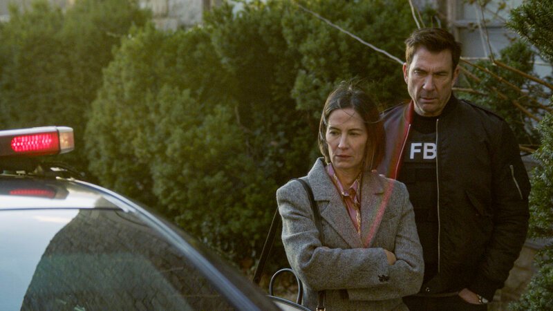 Pictured (L-R): Wendy Moniz as Judge April Brooks and Dylan McDermott as Supervisory Special Agent Remy Scott. – Bild: CBS