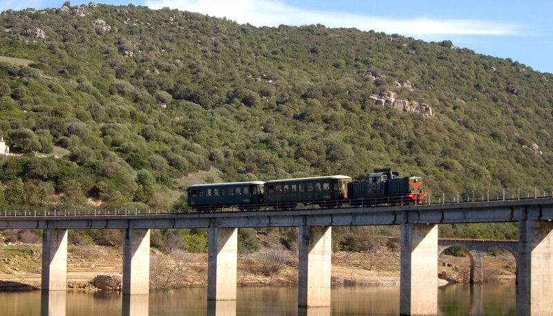 Trenino verde auf seiner Fahrt entlang des Lago del Liscia in der Gallura. – Bild: SWR/​Alexander Schweitzer