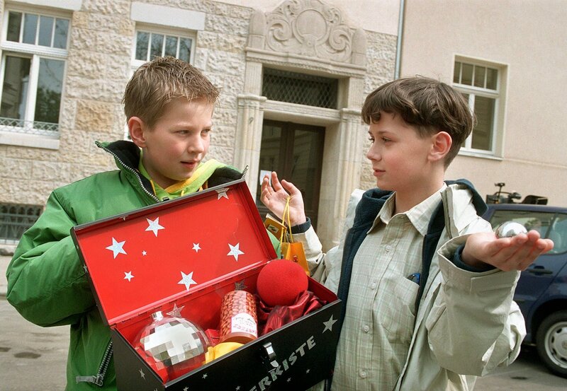 MDR Fernsehen IN ALLER FREUNDSCHAFT FOLGE 79, „Roland und der Zauberer“, am Freitag (25.05.12) um 12:30 Uhr. Jakob Heilmann (Karsten Kühn, li.) hält Mario Zimmer (Kevin Leisner) einen Zauberkasten hin. – Bild: MDR