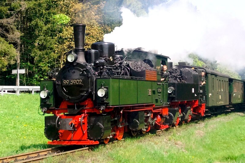 Die ältesten noch betriebsfähigen Loks der HSB bei einer Sonderfahrt auf den Brocken. – Bild: SWR/​Grit Merten