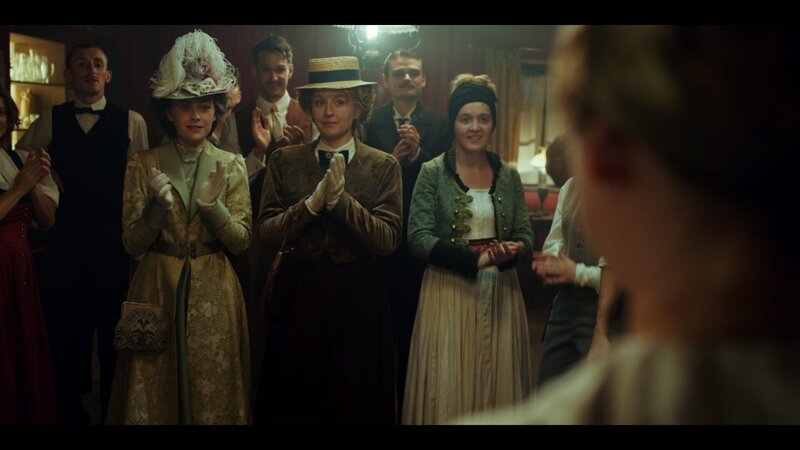 Von links: Clara Prank (Mercedes Müller) ist in Begleitung ihrer Gouvernante Colina Kandl (Brigitte Hobmeier) bei einer Performance der Bohèmegröße Fanny zu Reventlow gelandet, wo sie erhofft hatte, Roman Hoflinger wieder zu sehen. – Bild: Felix Cramer /​ BR, ARD Degeto, MDR, WDR, Zeitsprung Pictures GmbH