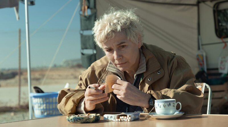 Die Busfahrerin Carmen Perreiro (Sylvana Krappatsch) versucht seit Jahrzehnten, geraubte Kinder zu finden. – Bild: ARD Degeto/​Lucia Faraig