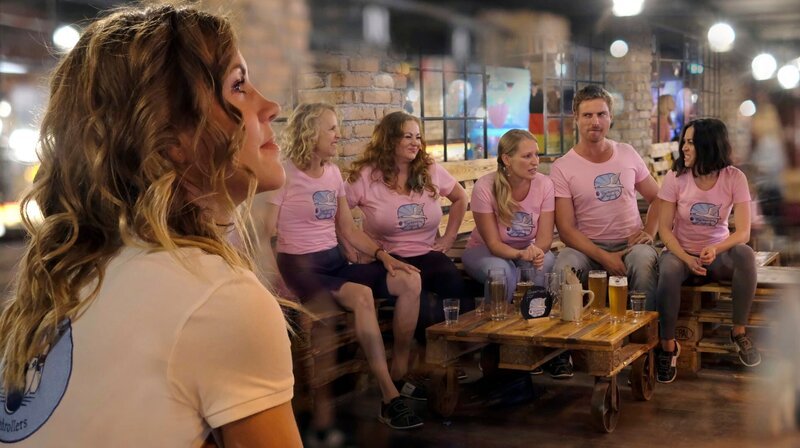 Toni tritt mit seinen Hebammen-Kolleginnen gegen das Ärzte-Team von Luise an. V. li. n. re.: Luise (Wolke Hegenbarth), Dr. Evi Höllriegl (Juliane Köhler), Ursel (Petra Berndt), Karen (Stefanie von Poser) Toni (Leo Reisinger) und Jasmin. – Bild: SWR/​ARD Degeto/​Jacqueline Krause-Burberg