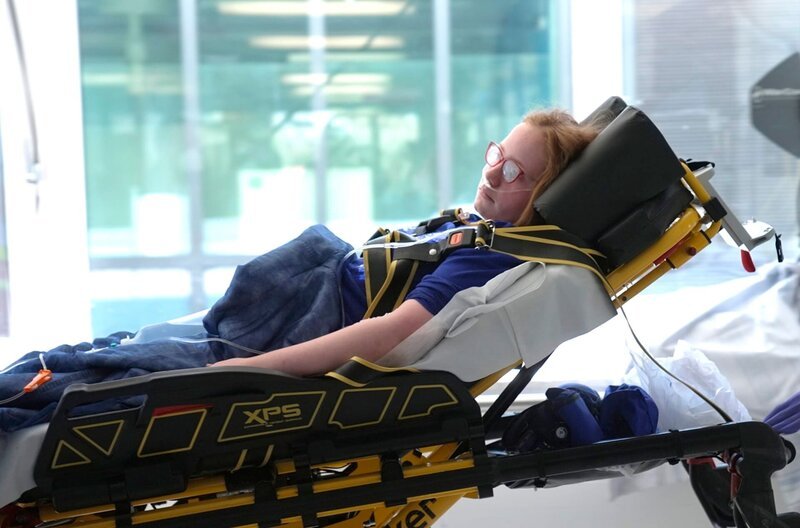 Eine Patientin wird in die Unfallklinik gebracht. – Bild: SWR/​SEO Entertainment GmbH