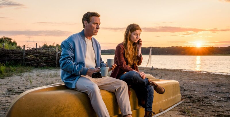 Dr. Moritz Neiss (Patrick Kalupa), Charlie Jansen (Josefine Preuß) – Bild: ORF/​ZDF/​Stephan Rabold