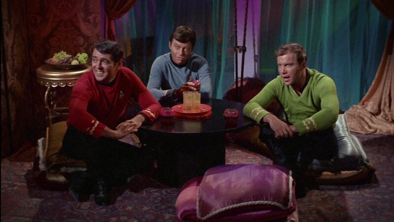 L-R: Scott (James Doohan), Dr. McCoy (DeForest Kelley), James T. Kirk (William Shatner) – Bild: Tele 5