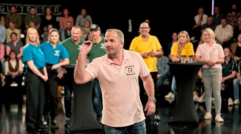 Hinten, von links: Christine Eixenberger, Mitsou Jung, Sepp Maurer, Lucki Maurer, Hannes Ringlstetter, Caro Matzko und Hilde Gerg; vorne: Manuel Baum. – Bild: BR/​Jan Tauber