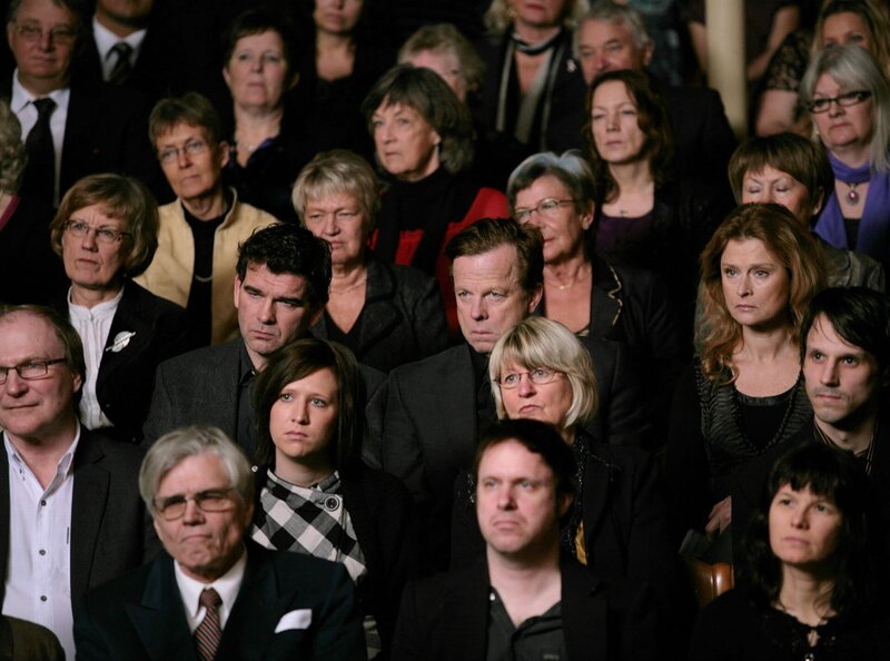 Kommissar Wallander (Krister Henriksson, Mitte) und Katarina Ahlsell (Lena Endre, rechts) besuchen ein Konzert. – Bild: ARD Degeto/​Yellow Bird/​Nille Leander