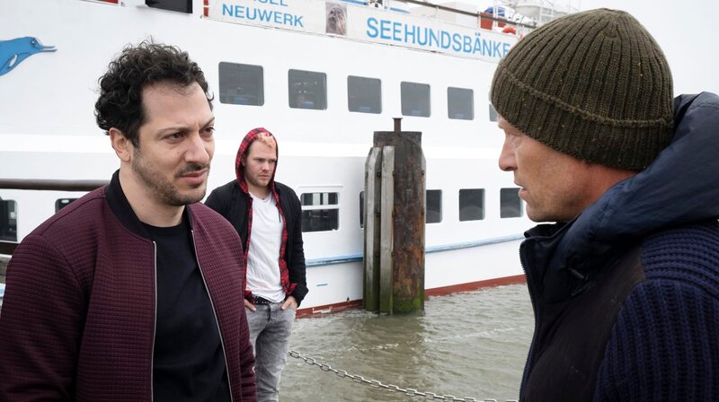 Überraschung für Nick (Til Schweiger, r.): Yalcin (Fahri Yardim, l.) bringt einen Gast (Ben Münchow, M). – Bild: NDR/​Christine Schroeder