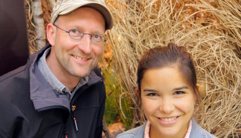 Anna freut sich: Sie darf mit Dirk im Münsteraner Allwetterzoo hinter die Kulissen und sich die im Heu versteckten Zwergmäuse anschauen. Dort schlafen die Tiere in kunstvoll aus Halmen gewebten Nestern. – Bild: BR/​TEXT + BILD Medienproduktion