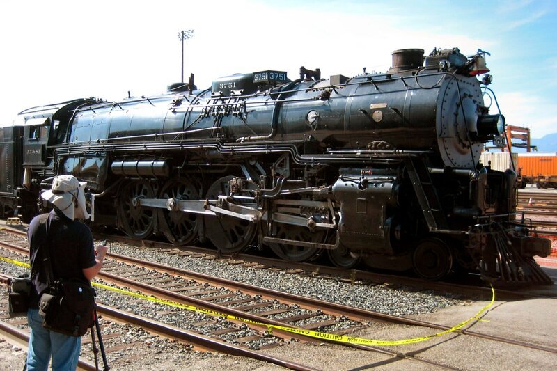 Die legendäre Baldwin-Dampflok 3757 der Santa Fe Railroad, Baujahr 1927, war ursprünglich auf den bergigen Strecken in New Mexico zu Hause. – Bild: SWR/​Ralph Ströhle