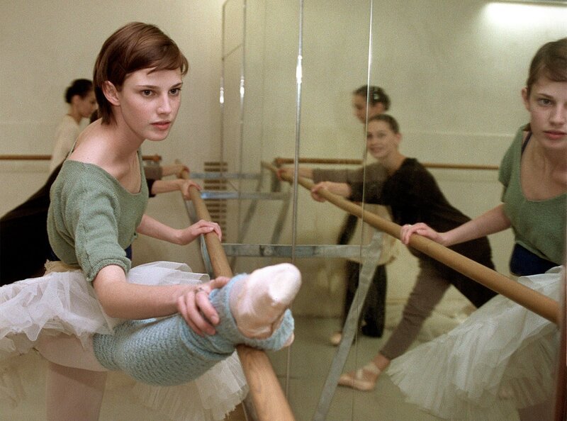 MDR Fernsehen IN ALLER FREUNDSCHAFT FOLGE 78, „Vollmond“, am Donnerstag (24.05.12) um 12:30 Uhr. Ballett-Talent Tiziana Schomburg (Jana Straulino) beim Training. – Bild: MDR/​Laue