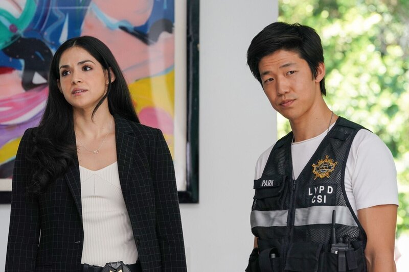 Serena Chavez (Ariana Guerra, l.) und Chris Park (Jay Lee, r.) – Bild: RTL /​ 2021 CBS Broadcasting Inc. All Rights Reserved /​ Sonja Flemming /​ CBS ENTERTAINMENT /​ CBS