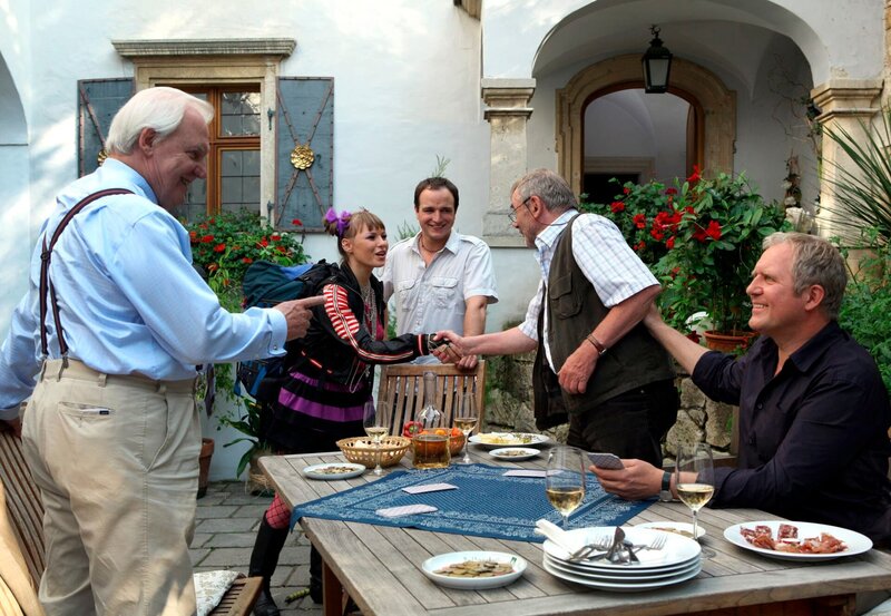 Paul (Achim Schelhas, Mitte) stellt Kerstin (Wanda Worch, 2. von links), die er in München kennen gelernt hat, Gottfried (Wolfgang Hübsch, links), Blasius (Branko Samarovski, 2. von rechts) und Thomas (Harald Krassnitzer, rechts) vor. – Bild: ARD/​ARD/​ORF/​Petro Domenigg